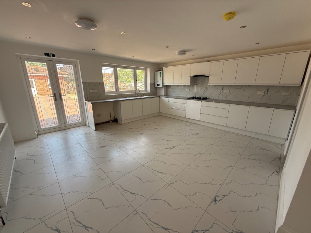Lot: 166 - HOUSE WITH VERSATILE ACCOMMODATION - Fitted kitchen access to rear garden